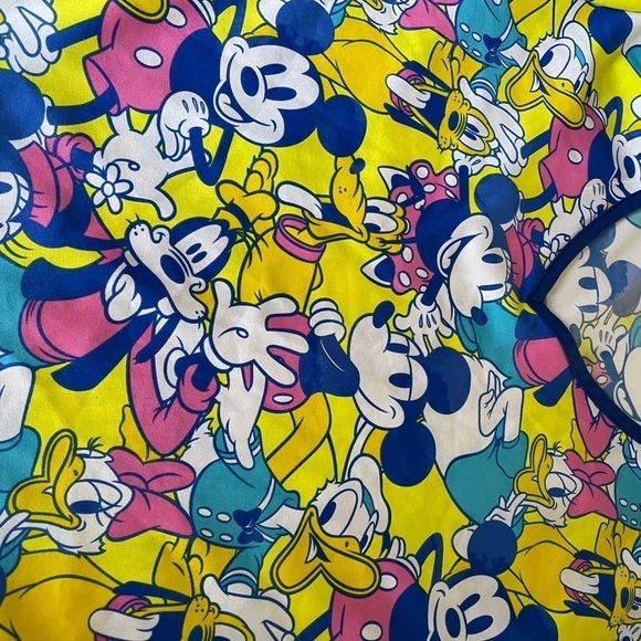 Disney . Disney Scrubs top, v- neck size S with Mickey, Daisy , Pluto and Goofy - Picture 4 of 4